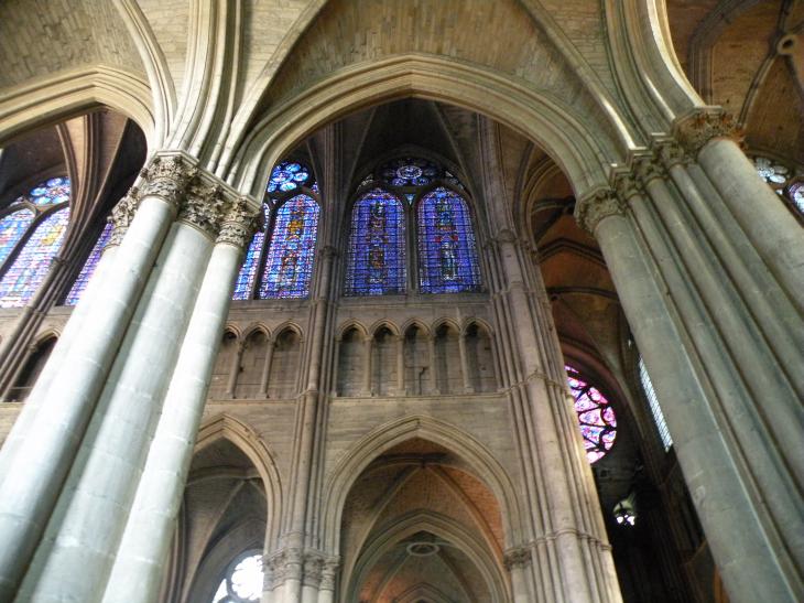  vue intérieure dur les vitraux de la cathédrale